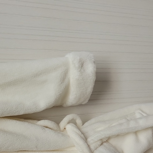 Pottery Barn teen cream small women's  plush hooded bathrobe. Recycled polyester - Picture 3 of 5